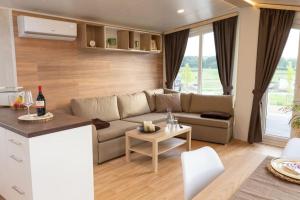 ein Wohnzimmer mit einem Sofa und einem Tisch in der Unterkunft gemütliches, voll ausgestattes Tiny House in Vilseck