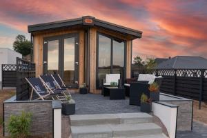 a gazebo with lounge chairs and a table at gemütliches, voll ausgestattes Tiny House in Vilseck