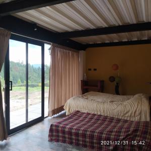 מיטה או מיטות בחדר ב-Refugio MALUAN.. Cabaña Villa Nepo