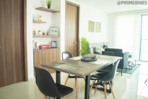jadalnia z drewnianym stołem i krzesłami w obiekcie Brand New - Prime Location For All Budgets - Executive & Luxury w mieście Barranquilla
