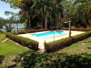 Swimming pool sa o malapit sa Rancho Rio Dourado, um paraíso!