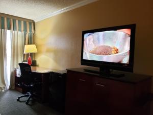 TV a/nebo společenská místnost v ubytování Extend-a-Suites - Extended Stay, I-40 Amarillo West