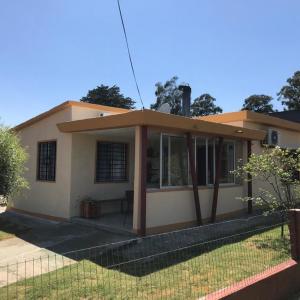 une petite maison avec un toit dessus dans l'établissement Casa Vacacional MIA, à Piriápolis