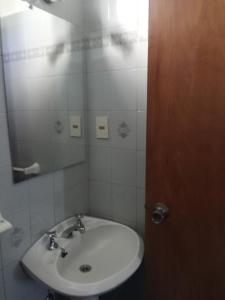 une salle de bain avec un lavabo et un miroir dans l'établissement Casa Vacacional MIA, à Piriápolis