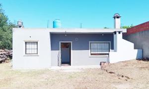 格塞尔镇Family Hause的一座白色的小建筑,在院子里有一扇门