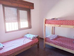 格塞尔镇Family Hause的一间卧室，有两张双层床和一扇窗户