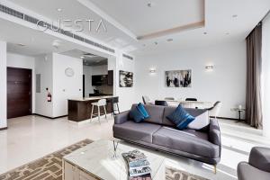 sala de estar con sofá y mesa en Tiara Residences, Free beach & pool access, en Dubái