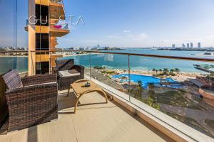 Un balcón con sillas y vistas al océano. en Tiara Residences, Free beach & pool access, en Dubái
