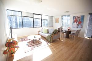 sala de estar con sofá y mesa en Stylish 2 Bedroom APT With CBD View Southbank en Melbourne