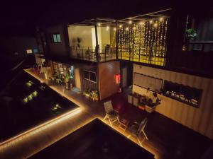 una vista aérea de un edificio con piscina por la noche en 濱境行旅 Begin Inn, en Xiaoliuqiu