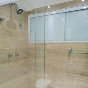 a shower with a glass door in a bathroom at Flat Centro Campinas - L'Hirondelle 125 in Campinas