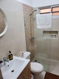 uma casa de banho branca com um WC e um lavatório em Maison chaleureuse avec Jacuzzi ! em Punta Cana