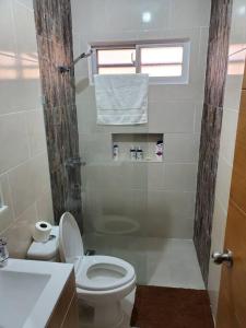 y baño con aseo y lavamanos. en Maison chaleureuse avec Jacuzzi !, en Punta Cana