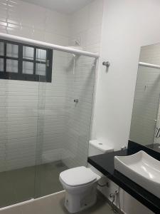 Koupelna v ubytování Linda casa com jacuzzi no coração de ponta negra