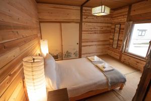 A bed or beds in a room at Gozan Lodge Myoko