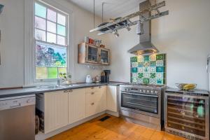 una cucina con lavello e fornello di Pet-Friendly Blue Mountains Cottage with Indoor Fireplace a Mount Victoria