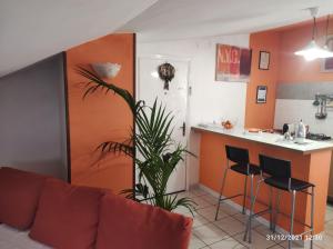 een woonkamer met een bank en een keuken bij La casa di Rick in Ronciglione