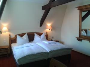 Postel nebo postele na pokoji v ubytování Garni-Hotel zum alten Ratskeller