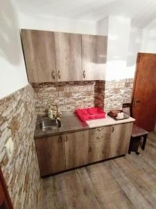Una cocina o zona de cocina en Divčibarski M.S.A. kutak