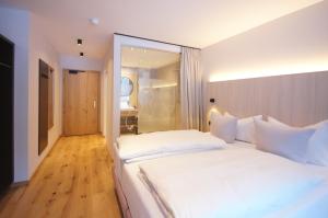 Łóżko lub łóżka w pokoju w obiekcie Hotel die Arlbergerin -New- all-in super flex rate