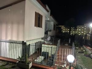 Pozzilli的住宿－Villa Antonella，夜晚在房子前面有栅栏