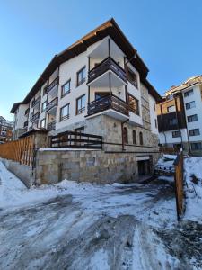 un edificio con una grande finestra sul davanti di Vesta Boutique Apartment a Bansko