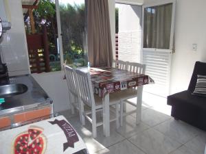 cocina con mesa y sillas en una habitación en Recanto Dos Vargas, en Florianópolis