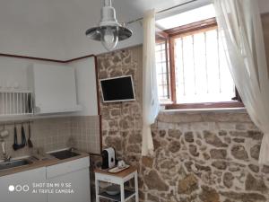Kuchyňa alebo kuchynka v ubytovaní Casa ARETUSKA + 8 fotografií