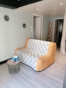 - un salon avec un canapé et une table dans l'établissement Le repos chavagnais, à Chavagnes-en-Paillers