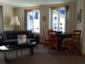 Posezení v ubytování Ferienwohnung Rothorn Meiringen