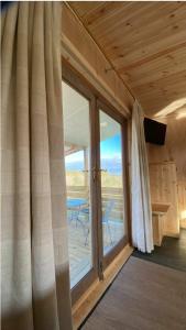 TuxfordにあるBeautiful Wooden tiny house, Glamping cabin with hot tub 3のギャラリーの写真