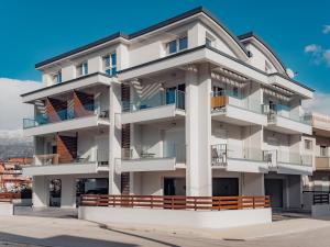 - un immeuble blanc avec balcon dans une rue dans l'établissement DIFFERENT APARTMENTS, à Ioannina
