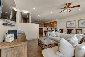 ペンサコーラ・ビーチにあるWhite Sands 447のソファとテーブルのあるリビングルーム