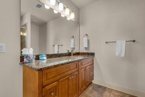 ペンサコーラ・ビーチにあるWhite Sands 447の洗面台と大きな鏡のあるバスルーム +58枚の写真