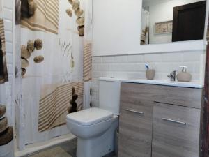 A bathroom at Amazing View Holiday Home near of the sea