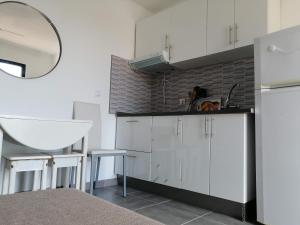 A kitchen or kitchenette at Amazing View Holiday Home near of the sea