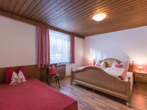 Un dormitorio con dos camas y una ventana. en Alte Schmiede Talbach, en Laimach