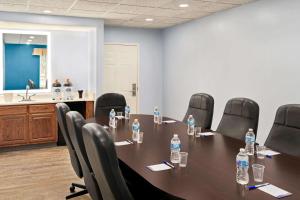 una sala de conferencias con mesa y sillas con botellas de agua en Baymont by Wyndham Henderson Oxford, en Henderson 23 fotos más