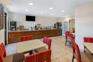 una sala de espera con mesas y sillas y una cocina en Baymont by Wyndham Farmington, en Farmington