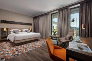 索非亞的住宿－Hyatt Regency Sofia，配有一张床和一张书桌的酒店客房