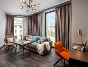 ein Wohnzimmer mit einem Sofa und einem Tisch in der Unterkunft Hyatt Regency Sofia in Sofia