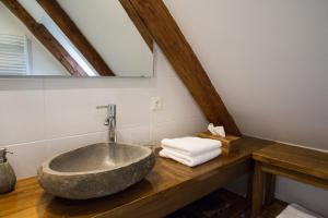 łazienka z dużą kamienną umywalką na drewnianym blacie w obiekcie Apartement Schlaf Gut - mitten in der Wachau w mieście Weissenkirchen in der Wachau