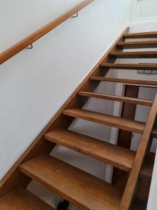 una escalera con pisadas de madera en una casa en Casa Ses Roques, en Ciutadella