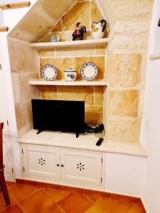 a tv sitting on a shelf in a room at Casa Ses Roques in Ciutadella