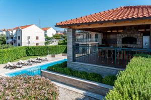 Bazén v ubytovaní Apartments Sutalo 2 alebo v jeho blízkosti