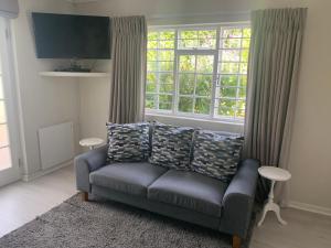 un soggiorno con un divano e una finestra di Beluga of Constantia Guest House a Città del Capo