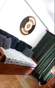 una camera con divano e bersaglio sul muro di Wind Villa Cumbuco - Apartamento a Cumbuco