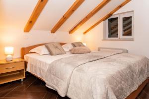 una camera con letto, comodino e finestra di Apartments Sutalo a Cavtat
