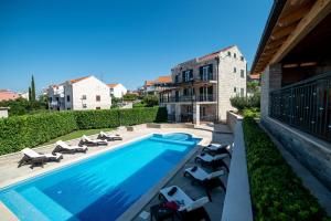 Bazén v ubytovaní Apartments Sutalo alebo v jeho blízkosti