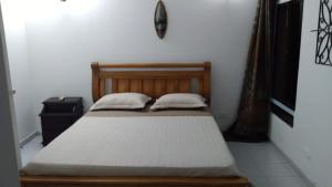 Ένα ή περισσότερα κρεβάτια σε δωμάτιο στο Playa Tranquilo B&B and Dive Shop